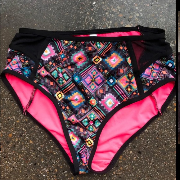 Bikini with two sets of bottoms - Picture 6 of 10